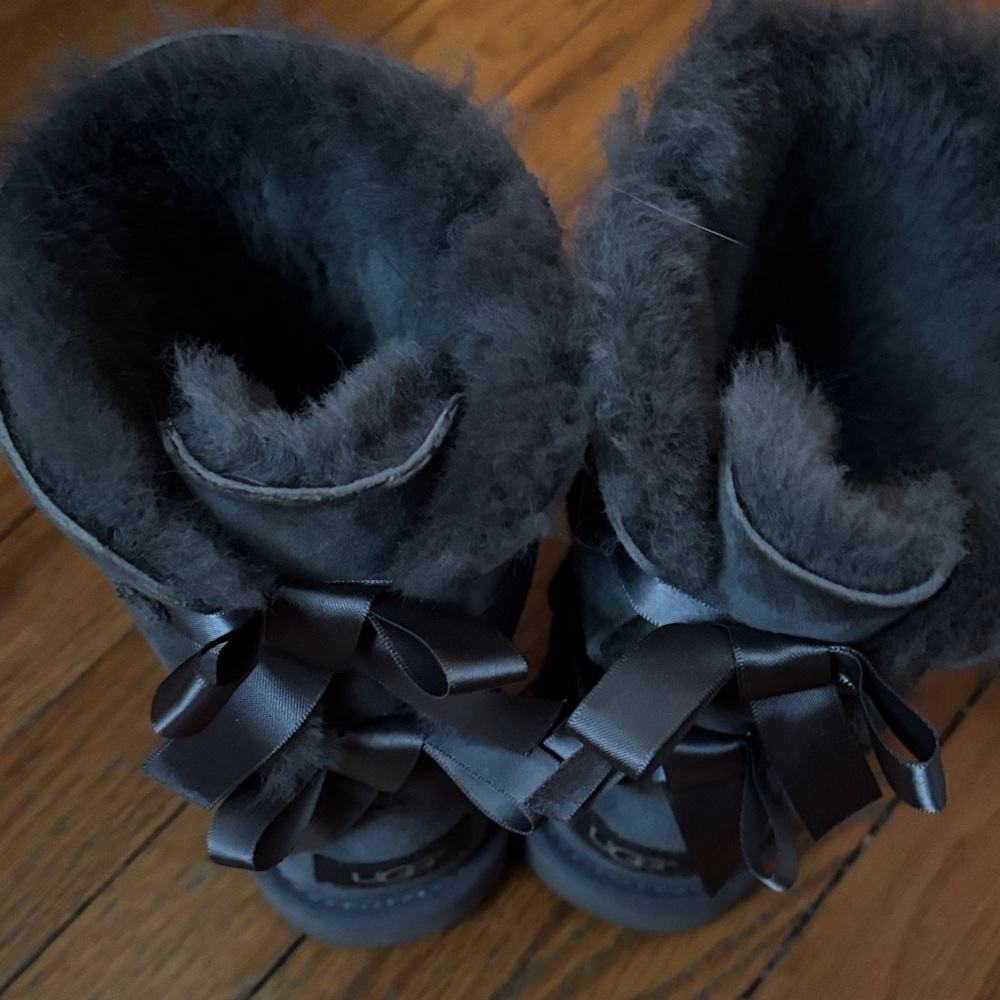 UGG Bailey bows Kids Boots with Black Ribbon Detail